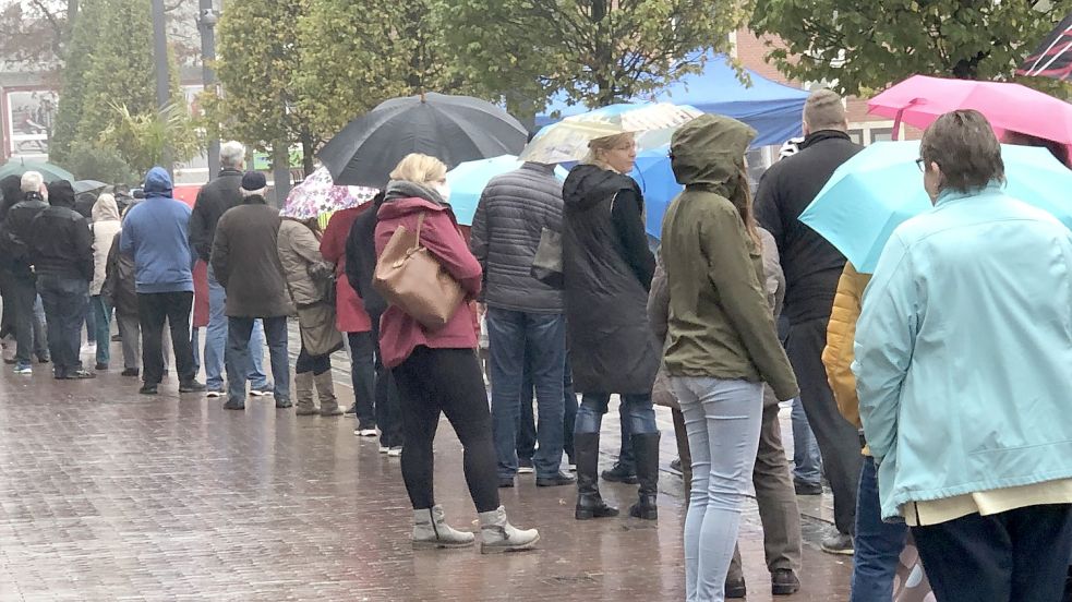 Die Warteschlange vor der mobilen Impfstation auf dem Neuen Markt in Emden riss bis in den Nachmittag hinein nicht ab.