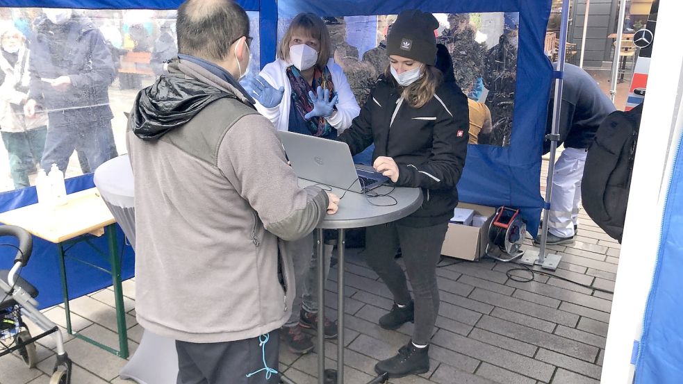 Das Impfteam der Stadt nahm die Impfwilligen in Pavillons in Empfang und erledigte die nötigen Formalitäten.