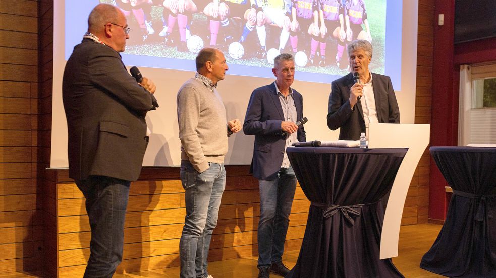 Zur „Ära Riedl“ befragte Moderator Edzard Wagenaar (von links) Nils Andersson, Uwe Groothuis und Bernhard Janssen. Foto: T. Bruns