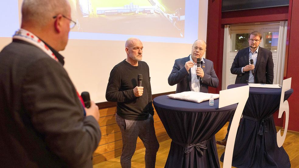 Am Ende sprachen noch (von links) Trainer Stefan Emmerling, Klubchef Dr. Jörg Winter und Oberbürgermeister Tim Kruithoff. Foto: T. Bruns