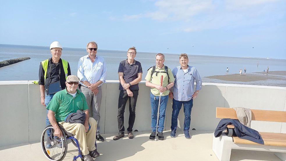 Im Sommer wurde die Wasserkante schon einmal ausgiebig auf ihre Barrierefreiheit hin getestet. Das Bild zeigt Werner Büsing (Bauplaner, von links), Zbigniew Kullas, Armin Korok, Günther Ulferts, Michael Rothermund und Holger Korn.