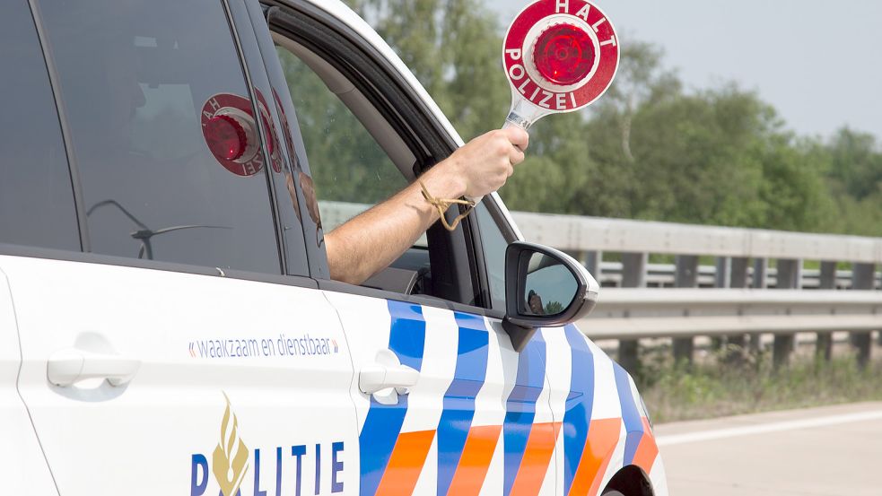Die Kontrollen an der deutsch-niederländischen Grenze werden verschärft. Foto: Gentsch/dpa