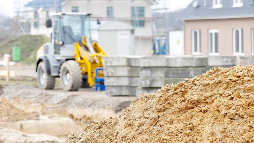 Wer mit Familienangehörigen beim Bau seines Eigenheims selbst mit anpackt, kann einen Teil der Kosten reduzieren. Foto: Pixabay