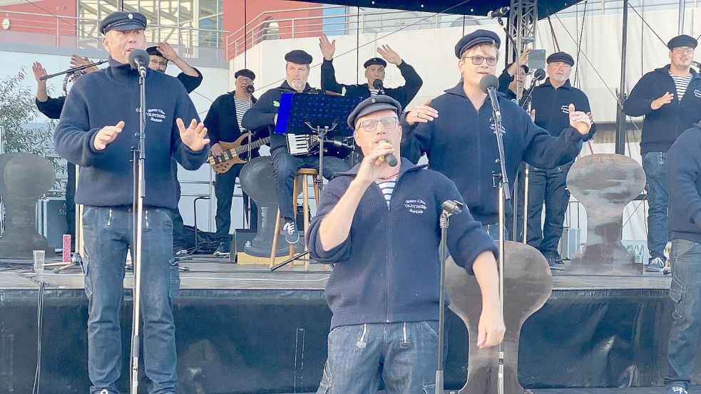 Hier singen die „Oldtimer“ bei einer öffentlichen Probe im vergangenen Jahr hinter der Kulturinsel. Foto: Archiv