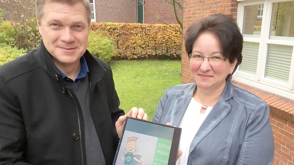 Ulf Thiele, Vorsitzender des Fördervereins Schutzengelhuus Michael, und Sandra Groth, Pflegedienstleiterin der Diakonie Hesel-Jümme-Uplengen, präsentieren hier das künftige Logo der Einrichtung. Foto: Schneider-Berents