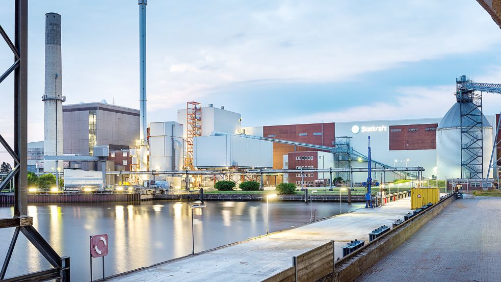 Das Kraftwerk im Emder Hafen des norwegischen Energiekonzerns Statkraft soll um eine Produktionsstätte für die Herstellung von Wasserstoff erweitert werden. Foto: Statkraft/Archiv