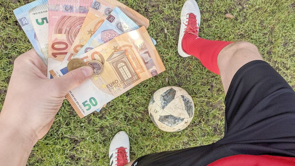 Der Klassiker in den Strafenkatalogen vieler Fußballteams: Wer im Eckchenspiel den Ball durch die Beine gespielt bekommt, muss einen kleinen Geldbetrag bezahlen. Für Verspätungen, Unsportlichkeiten oder gar unentschuldigtes Fehlen sind da ganz andere Summen fällig. Foto: Homes