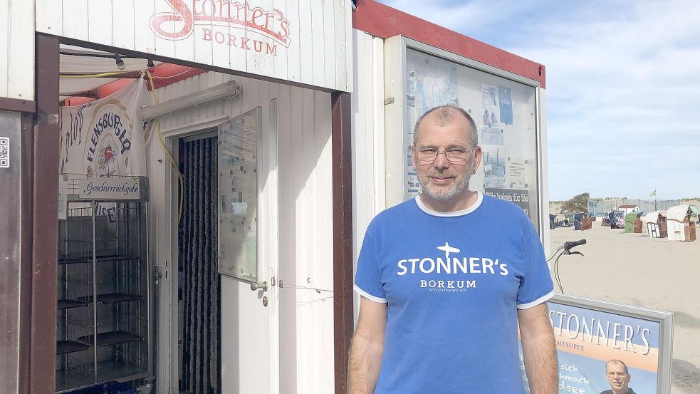 Ralf Stonner vor seiner Milchbude in der vergangenen Saison 2021. Foto: Archiv