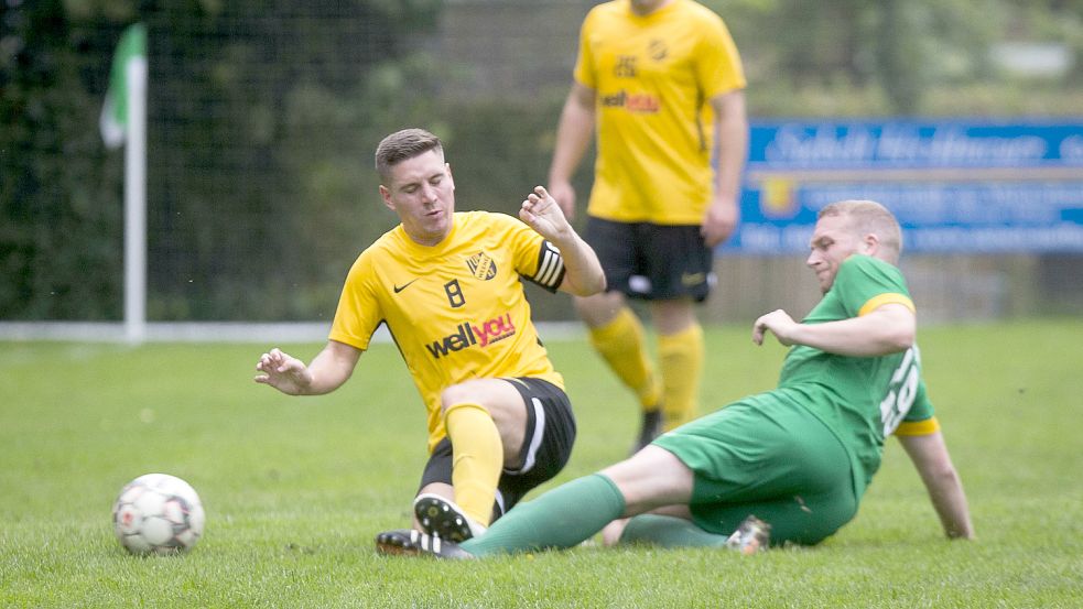 Bei den Fußballern des TuS Weene (links Kapitän Hauke Booms) kommt im Laufe der Saison viel Strafgeld zusammen. Foto: Doden