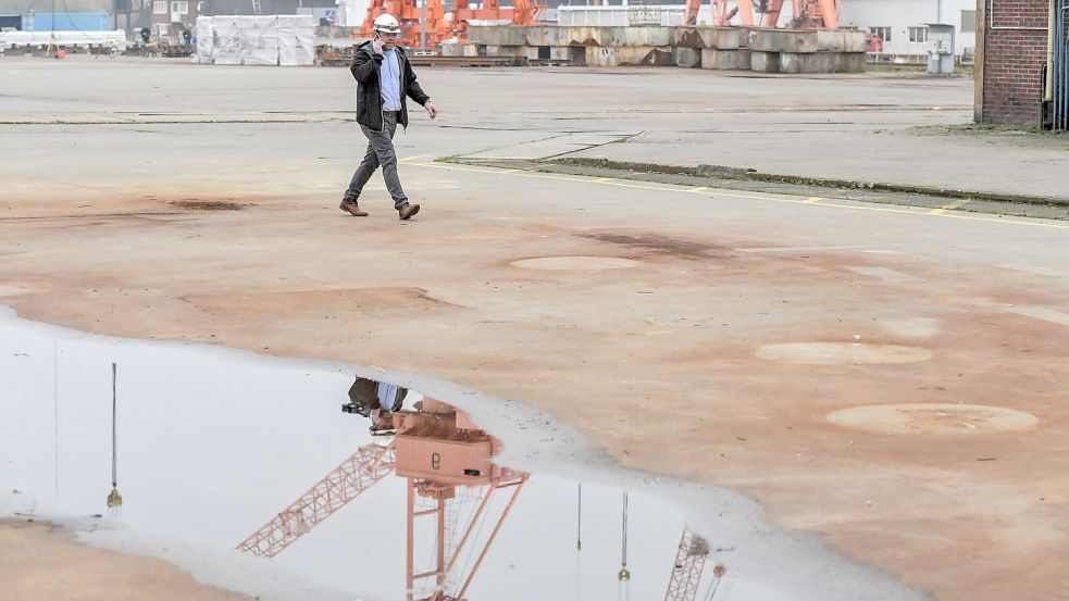 Auf der Werft selbst herrscht erst einmal Flaute: Betriebsratschef Frank Hieronimus telefoniert mit Kollegen. Fotos: Ortgies