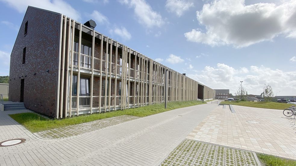 Das Gebäude „Haus A“ beinhaltet 69 Wohnungen für Offshore-Arbeiter. Foto: Überseeinsel GmbH