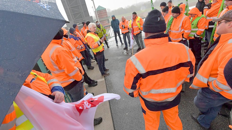 Rund 40 Mitarbeiter von Straßenmeistereien in Ostfriesland streikten für ein besseres Tarifangebot. Foto: Ortgies