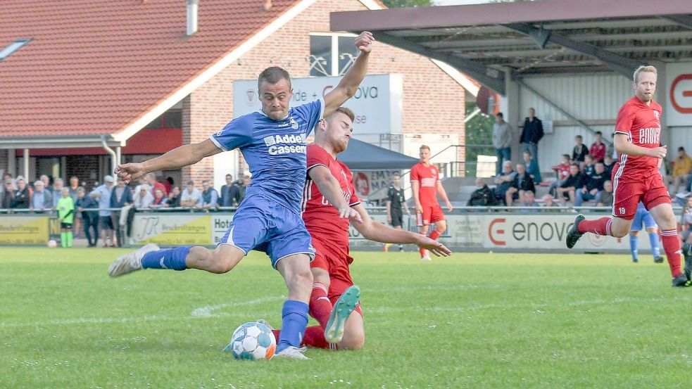 Thorsten Lettau (blaues Trikot) sorgte kurz nach der Pause für den Ausgleich. Die Wende sollte der Treffer aber nicht bedeuten. Archivfoto: Lohmann