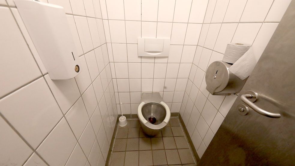 Entspricht vom Aussehen her am ehesten dem Klischee einer öffentlichen Toilette: Die Unisex-Anlage am Stadtgarten in Emden. Foto: Hock