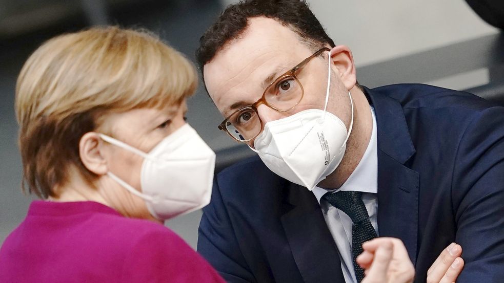 In der Kritik: die geschäftsführende Bundeskanzlerin Angela Merkel und Jens Spahn. Foto: Kay Nietfeld/dpa/Archiv