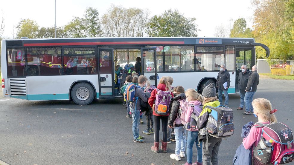 Freitags waren der Bus an der Grundschule Loppersum immer zu voll. Nun gibt es einen weiteren Bus. Foto: Hillebrand