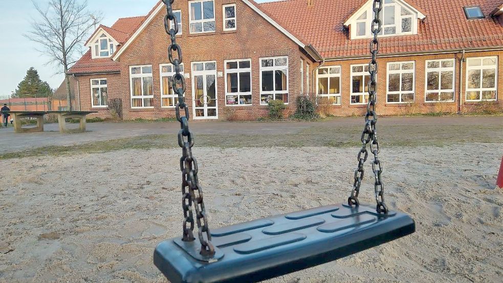Auf dem Schulhof in Oldeborg können die Kinder jetzt ohne Zukunftssorgen schaukeln. Foto: OZ-Archiv/Boschbach