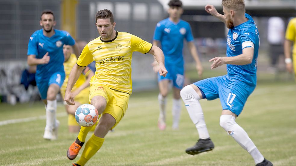 Tido Steffens erzielte im Landkreis Verden seine Saisontore acht und neun. Beim 3:1 hatte der Stürmer auch noch seine Füße im Spiel. Archivfoto: Doden