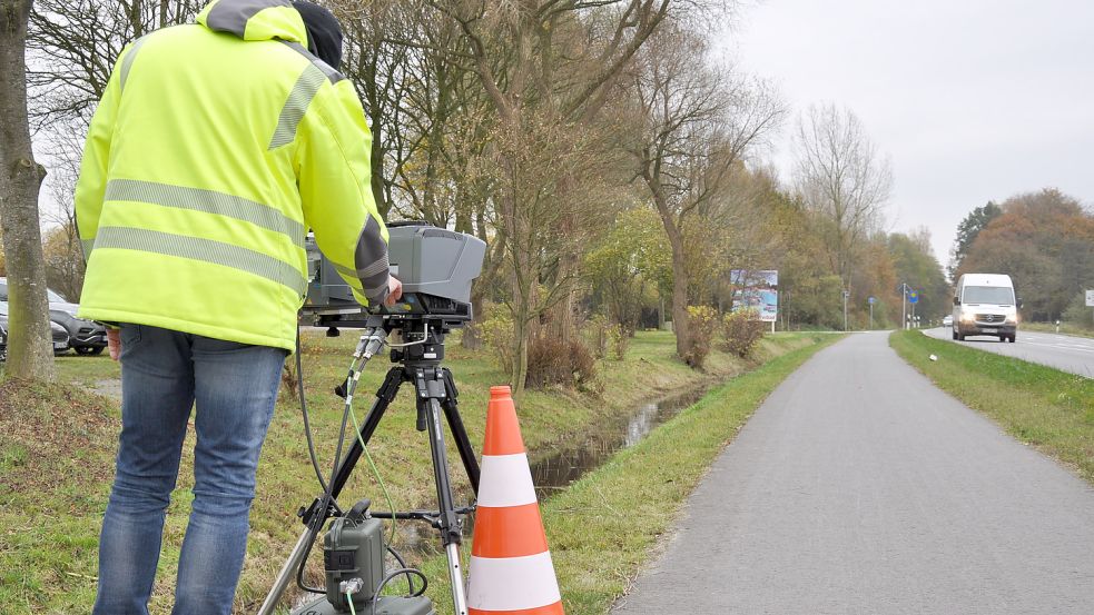 Thorsten Rüdebusch hat das mobile Gerät gut sichtbar am Fahrbahnrand aufgebaut. Foto: Ullrich