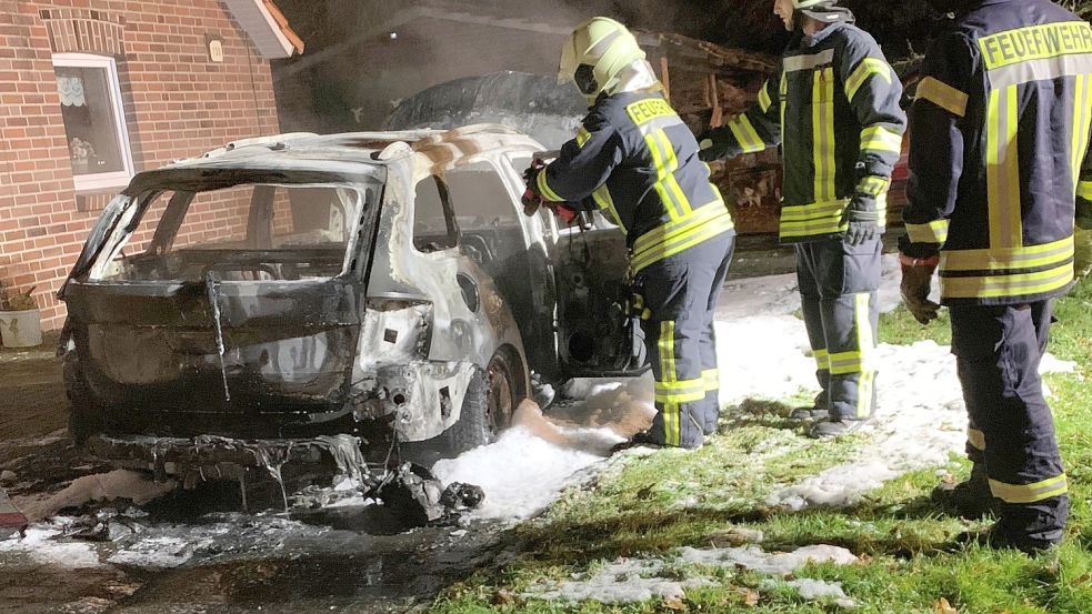 Der Wagen war nicht mehr zu retten, die Feuerwehr verhinderte aber, dass die Flammen auf das angrenzende Wohnhaus übergreifen konnten. Foto: Feuerwehr