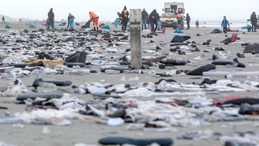 An den Stränden – zum Beispiel hier auf Ameland – wurde nach der Havarie der Inhalt der „MSC Zoe“-Container angespült. Archivbild: Spoelstra/DPA