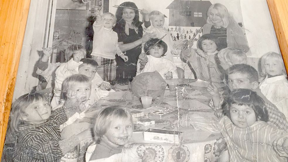 Dieses Foto hing viele Jahre im alten Küsterhaus, in dem der Kinderschutzbund im Februar 1974 seine Arbeit aufnahm. Am Tisch sitzen deutsche und türkische, griechische und jugoslawische Mädchen und Jungen. Mit im Bild sind Antje Hoß (rechts) und Aliye Gülseren zu sehen. Foto: Fiebak