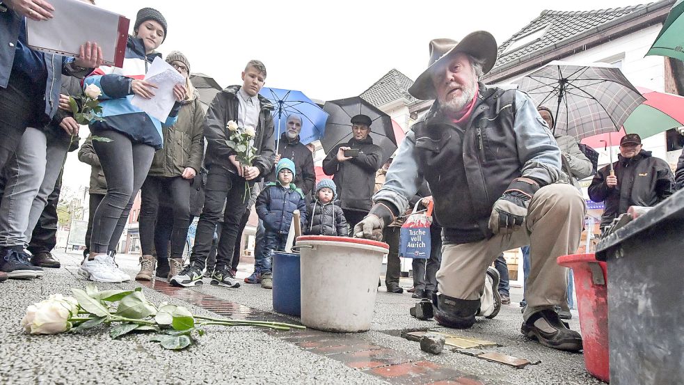 Gunter Demnig verlegt in Aurich Stolpersteine. Insgesamt 406 Menschen haben hier in den vergangenen Jahren Gedenktafeln erhalten. Foto: Archiv/Ortgies