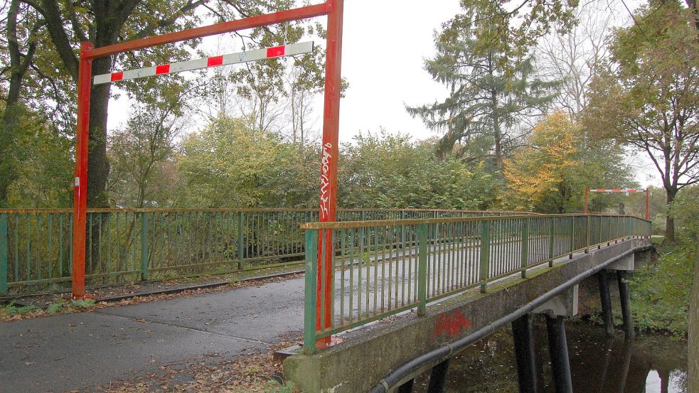 Über diese Brücke am Kroglitzweg darf derzeit niemand mehr fahren, weil sie nicht verkehrstüchtig ist. Foto: OZ-Archiv/Luppen