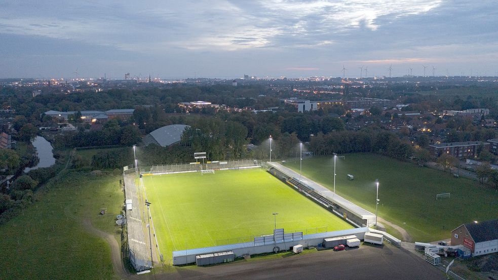 Erlebt das Ostfriesland-Stadion in naher Zukunft wieder Viertliga-Fußball? Nach dem Drittliga-Rückzug im Sommer 2009 spielte der BSV in der Ober- und Landesliga, gehört nun nach langer Zeit mal wieder zu den Spitzenteams in der Oberliga Niedersachsen. Foto: T. Bruns