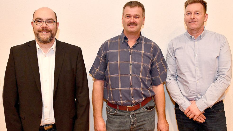 Erwin Burlager (Mitte) ist neuer Bürgermeister von Holtland. Sein 1. Stellvertreter ist Nico Rosch (links) und sein 2. Stellvertreter Ingo Groß. Foto: Stromann