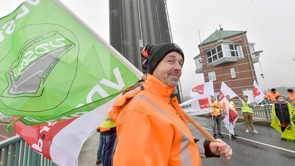 Bereits in der vergangenen Woche wurde gestreikt. Die Jann-Berghaus-Brücke konnte nicht passiert werden. Foto: Ortgies/Archiv