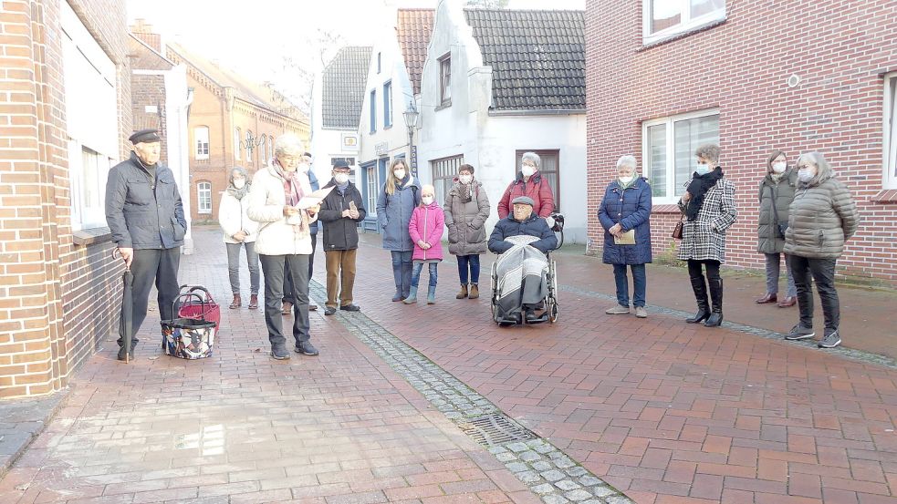 Anny Kaufmann vom Arbeitskreis Stolpersteine erzählte vor dem Haus Nummer 12 in der Westerstraße etwas über die früheren Bewohner. Die Bäckerei war für ihre Torten bekannt. Foto: Gettkowski