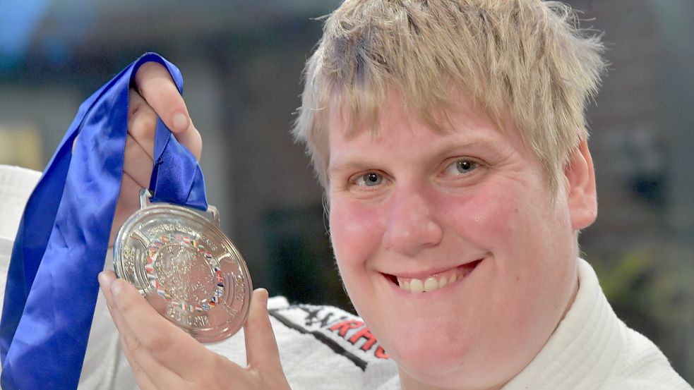 Anna Goldenstein mit ihrer wohl wertvollsten Medaille: 2019 holte sie Silber bei der EM in Köln. Foto: Ortgies