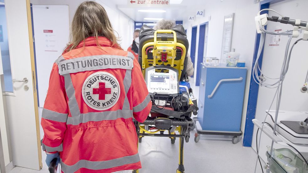 Bei einem Schlaganfall zählt jede Minute. Derzeit müssen Schlaganfall-Patienten nach Emden oder Westerstede. Foto: Roessler/DPA