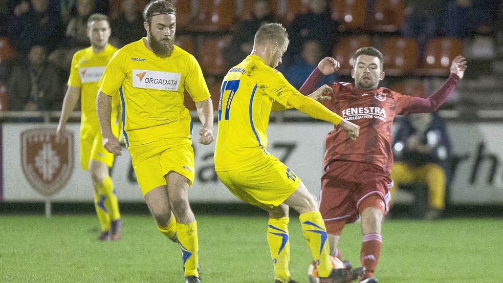 Felix Douwes (rechts) stand nicht in der Startelf, aber 78 Minuten auf dem Platz. Da TuRa-Kapitän Ole Eucken sich früh verletzte, wurde er schnell eingewechselt. Foto: Doden