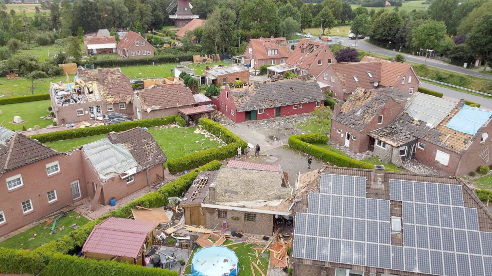 Immer wieder kam es in den vergangenen Jahren in Ostfriesland zu heftigen Wetterereignissen. Zuletzt sorgte beispielsweise Hagel für einen Millionenschaden in der Krummhörn. Über den Altkreis Norden zog sogar ein Tornado, wie dieses Bild aus Berumerfehn beweist. Foto: Noglik