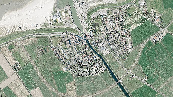 Die Luftaufnahme zeigt Bensersiel im Maßstab 1:8.000. Quelle: Stadt Esens/LGLN Aurich, Katasteramt Wittmund