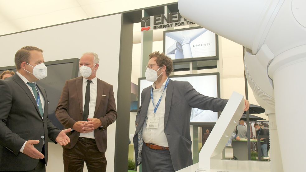 Auf der Husum Messe stellte Noch-Enercon-Chef Momme Janssen (links) nicht nur die neueste Anlage E-160 EP5 E3 vor. Das Unternehmen erklärte auch seine neue Organisationsstruktur. Foto: Enercon