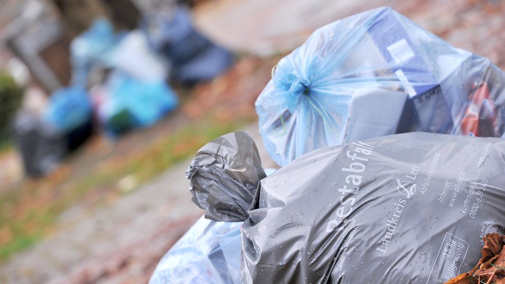 Im Landkreis Leer wird der Müll in Säcken abgefahren. Foto: Archiv
