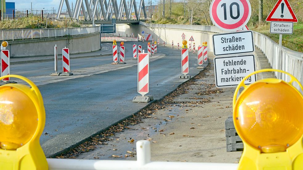 Die Fahrbahn im Trog ist noch nicht asphaltiert, darf also nur langsam befahren werden. Foto: F. Doden