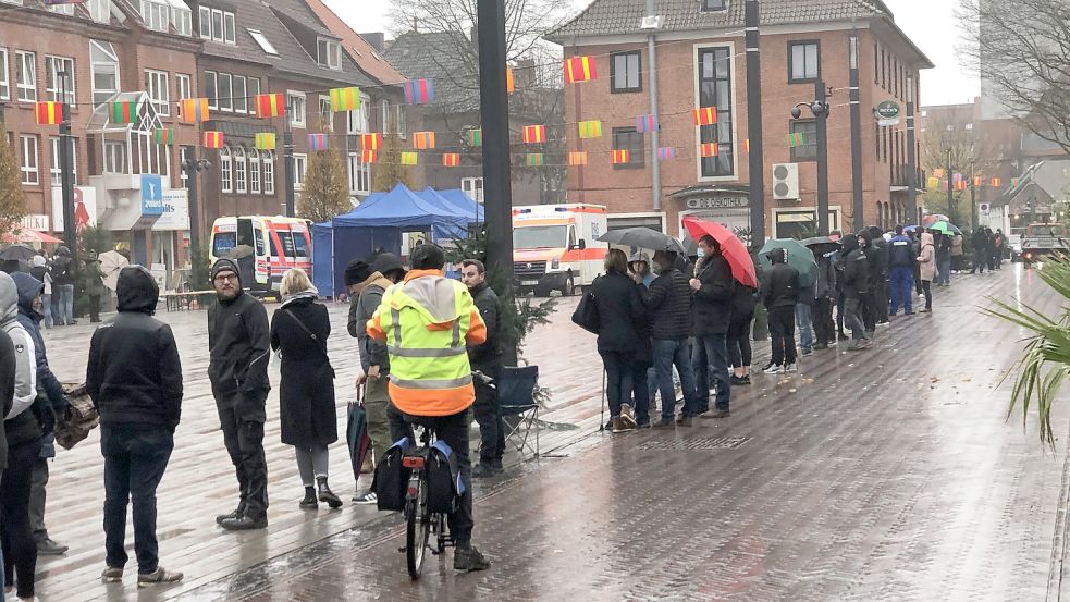 Die Schlange der Impfwilligen in der Emder Innenstadt reicht einmal rund um den Neuen Markt und über den Katergang bis zur Neutorstraße. Foto: H. Müller