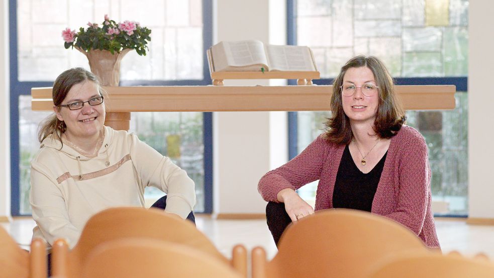 Inka Wischmann und Wiebke Olling fühlen sich in Veenhusen gut aufgenommen. Foto: Lüppen