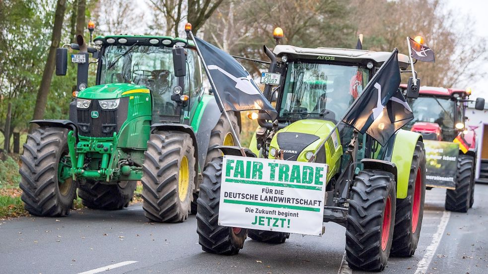 Beim Auftakt des Protestes waren laut Organisatoren 200 Landwirte nach Wiefelstede gekommen. Foto: Schuldt/dpa