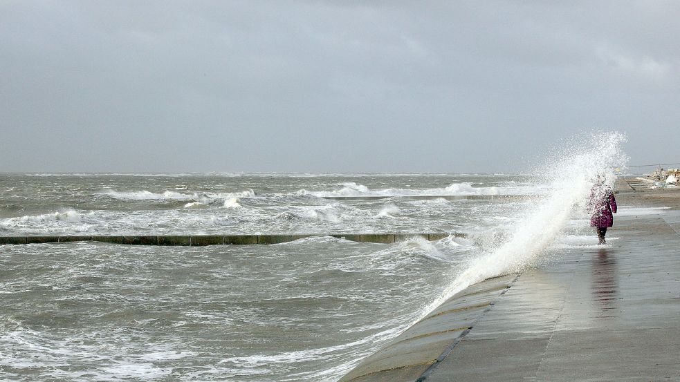 So interessant wie das Naturphänomen Sturmflut ist: An der Promenade, wie hier vor einiger Zeit auf Borkum, sollte man sich währenddessen nicht aufhalten. Foto: Grigoleit/DPA