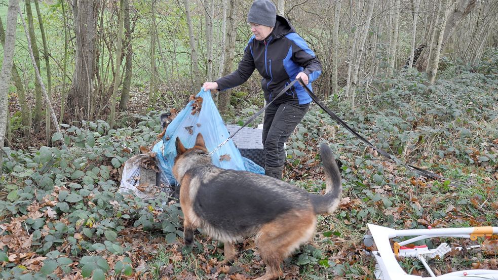 Debora Wijngaarden ist die wilde Müllkippe in Tannenhausen ein Dorn im Auge. Sie befürchtet, Tiere könnten sich an den teils schafkantigen Plastikteilen verletzen. Foto: Ullrich