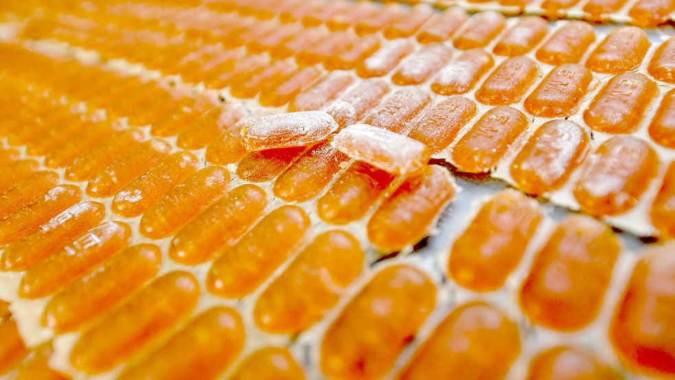 Die Rettich-Zwiebel-Bonbons sind im Winter gefragt. Sie helfen auch gegen Husten und Erkältung.