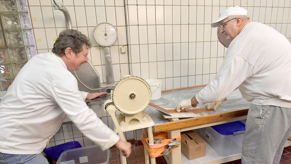 Sie sind ein eingespieltes Team: die Bonbonmacher Werner Tönjes (links) und Johann Meiners bei der Arbeit.