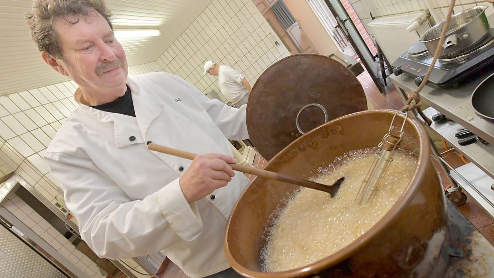 Die Bonbonmasse entsteht aus Zucker, Glukosesirup, natürlichen Aromen und Farbstoffen. Sie wird in einem großen Kupferkessel erhitzt.