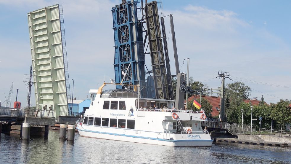 Am Sonntag soll die Eisenbahnbrücke in Emden ein letztes Mal öffnen. Die „Atlantis“ soll dann den Delft verlassen. Foto: Archiv/F. Doden