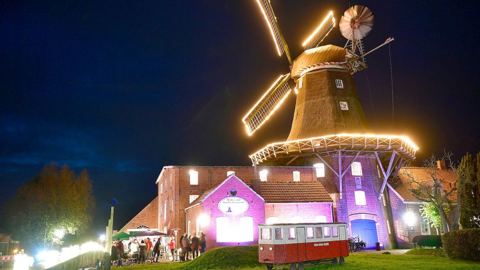 Vor ein paar Tagen wurde die Pewsumer Mühle vom Heimatverein mit schöner Beleuchtung in Szene gesetzt. Die Schäden aber bleiben und die Galerie darf nach wie vor nicht von Besuchern betreten werden. Fotos: Wagenaar